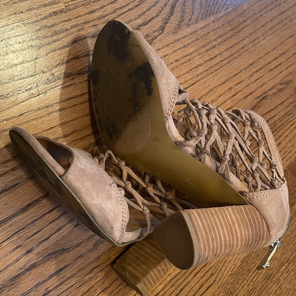 Report heels - Picture 3 of 3